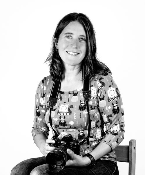 Heike from Cappel Photography holding a camera